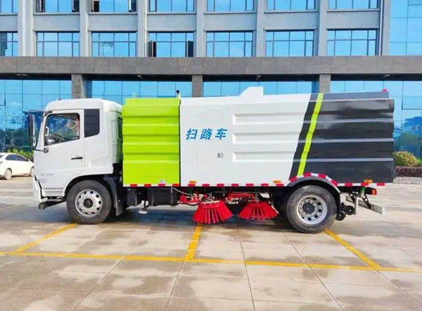 東風(fēng)天錦掃路車(chē)